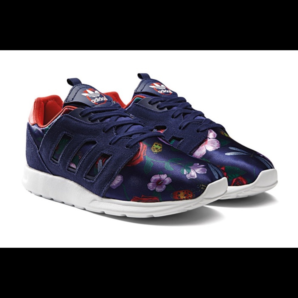 Never worn floral Adidas ❤️